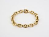 un bracelet à chaîne en or avec un fermoir sur fond blanc