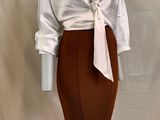 une photo d'un mannequin portant une chemise blanche et une jupe marron