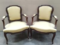 Paire de fauteuils en cabriolet en hêtre mouluré et chevillé… (photo 2)