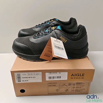 gros plan sur une paire de chaussures posée sur une boîte