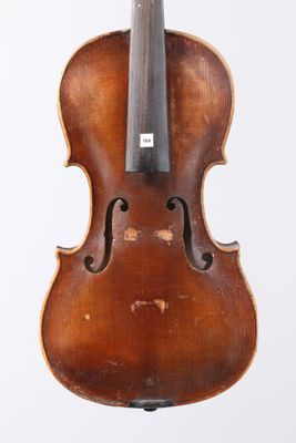 un vieux violon avec un archet sur fond blanc
