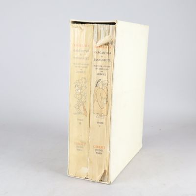 un vieux livre posé sur une table blanche à côté d'un mur gris