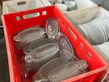 de nombreux plats et bols en plastique dans une boîte rouge