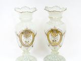 deux vases blancs ornés de motifs dorés