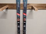 une paire de skis accrochée au mur