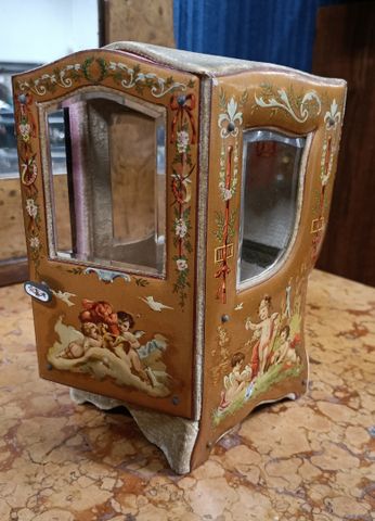Porte-montre en forme de chaise à porteur en bois et métal peint.