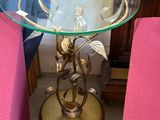 une table avec un plateau en verre sur lequel est posée une feuille d'or