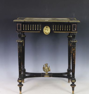 une image représentant une petite table sur laquelle se trouve une horloge