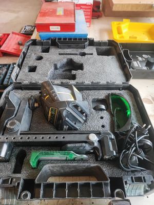 une caisse d'outils avec des outils à l'intérieur, posée sur le sol