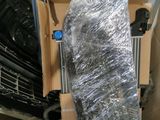 une boîte en carton contenant un tas de pneus