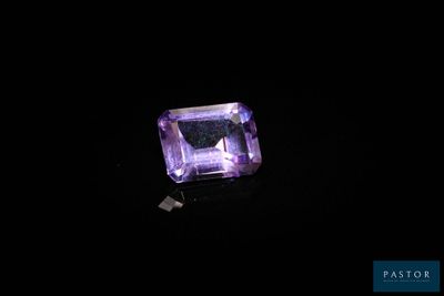 une pierre d'améthorate violette sur fond noir