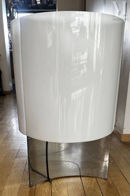 une lampe blanche posée sur une table