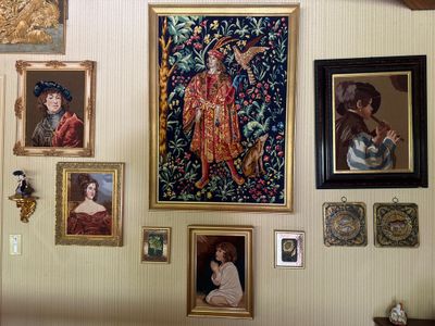 Il y a beaucoup de tableaux accrochés au mur dans cette pièce.