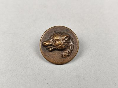 une petite pièce de bronze sur laquelle est représentée une tête d'ours
