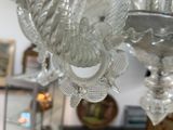un lustre en verre suspendu au plafond d'une pièce