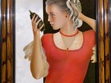 un tableau représentant une femme tenant un téléphone portable à la main