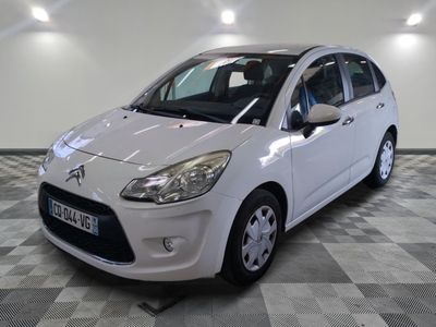 la photo d'une petite voiture blanche garée dans un garage