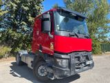un camion rouge garé sur le parking
