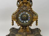 une horloge posée sur une table