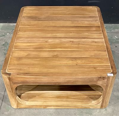 une petite table en bois avec un tiroir