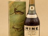 une bouteille de vin à côté d'un carton de vin