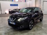 La Nissan QX Sport noire est garée dans un garage.