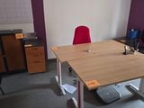 un bureau avec une chaise et une armoire dans un coin