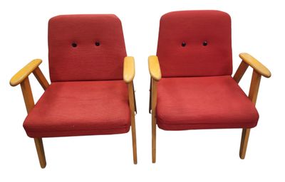 paire de fauteuils rembourrés rouges avec accoudoirs en bois