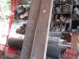 un tas de tuyaux métalliques dans un hangar