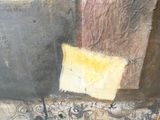 une peinture représentant un morceau de tissu posé sur une table