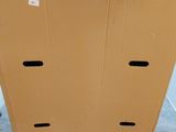une boîte en carton posée sur le sol