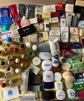 de nombreux types de produits de soins de la peau disposés sur une table