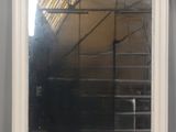 un miroir accroché au mur d'une pièce
