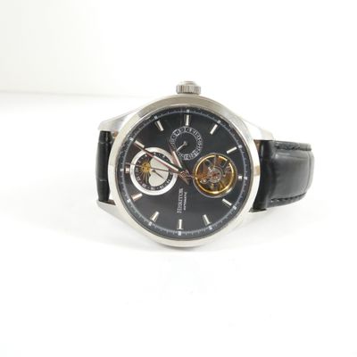 gros plan d'une montre sur une surface blanche