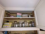 une vitrine contenant de nombreux objets en verre