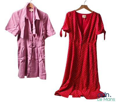 deux robes pour femmes suspendues à un cintre sur fond blanc