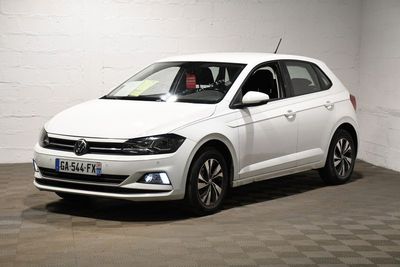 La Volkswagen Polo blanche est garée dans une pièce blanche.