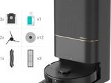 un gros plan sur une cafetière accompagnée d'une horloge et d'autres objets