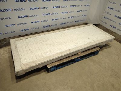 un matelas posé sur une palette au milieu d'une pièce