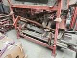 une grande machine installée à l'intérieur d'un bâtiment