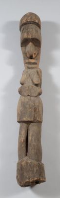 une vieille statue en bois d'un homme avec un chapeau sur la tête