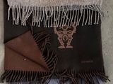 plusieurs vêtements sont disposés sur une table