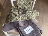 une chaise sur laquelle est posée une couverture