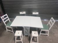 Table rectangulaire laquée blanche + 2 chaises plastiques pl…