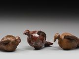 trois petits oiseaux, perchés les uns sur les autres, côte à côte