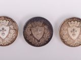 Trois types de badges différents sont représentés sur un fond blanc