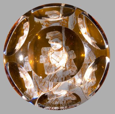 une plaque de verre sur laquelle est représentée une femme