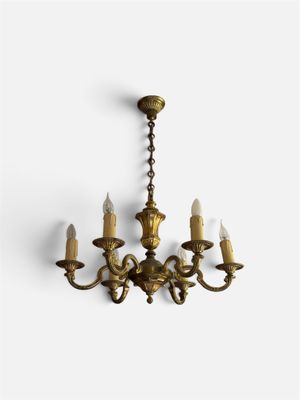 l'image d'un lustre à cinq lumières suspendu au plafond