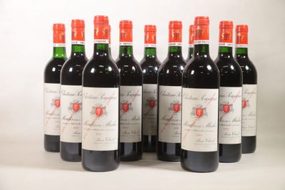 six bouteilles de vin rouge sont alignées