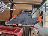 un skateboard posé sur une table